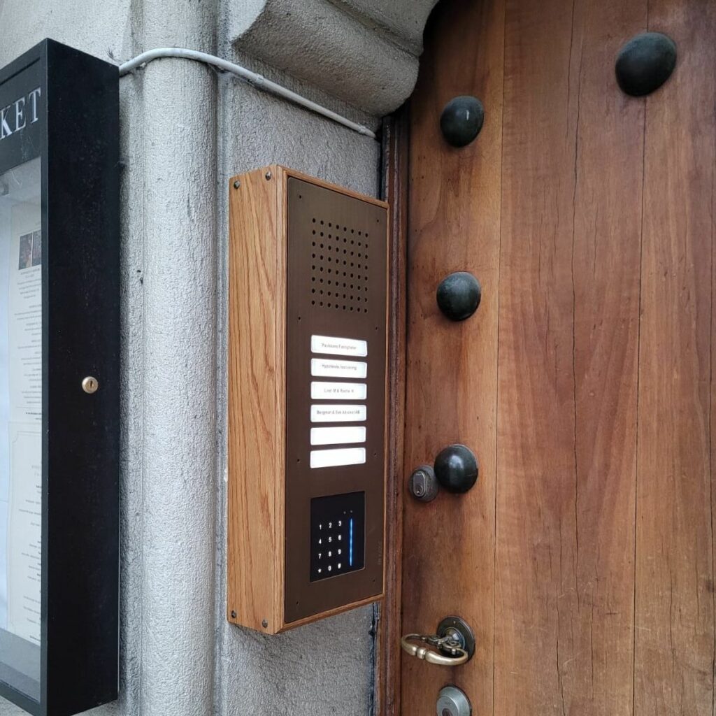 RSA Säkerhet fick förtroendet att installera en riktigt snygg porttelefon i brunerad mässing, passande för den anrika fastigheten i Malmö city.
Kunden är Paulssons Fastigheter och porttelefonen är från Siedle Nordic A/S. 